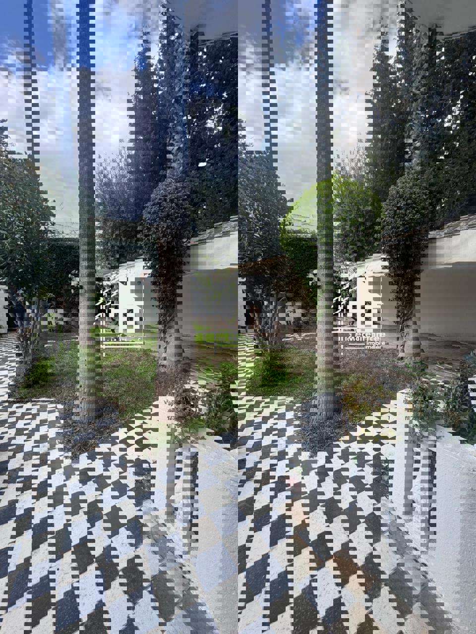 à louer rez de chaussée s+3 avec jardin au bardo