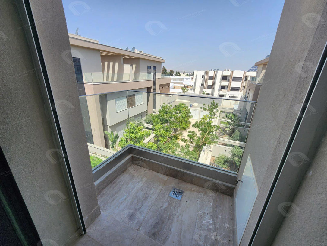 Villas d'exception avec piscine de trois niveaux en compound privé