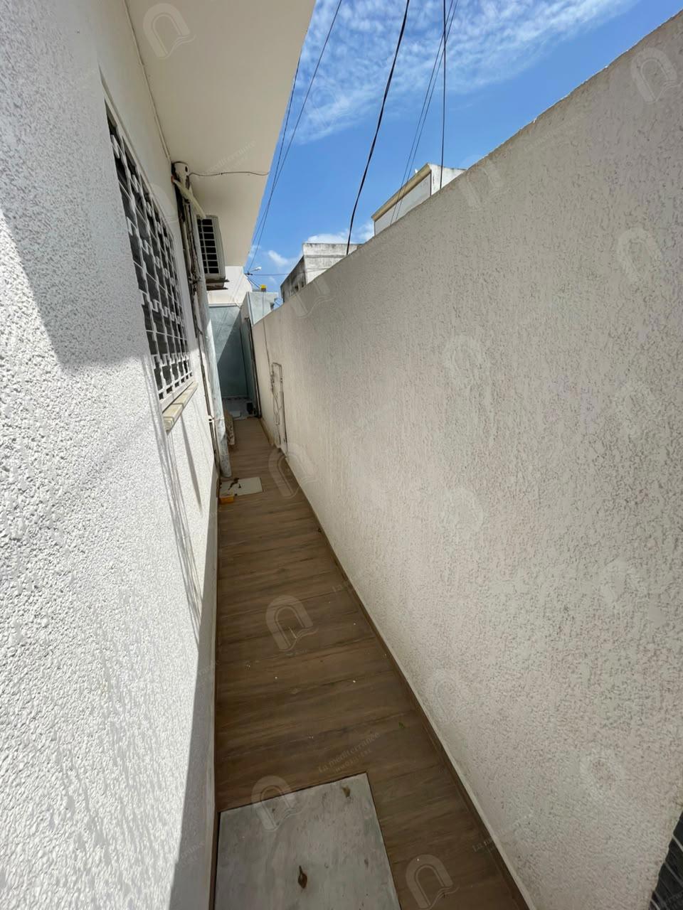 A louer un étage de villa S+3 meublé