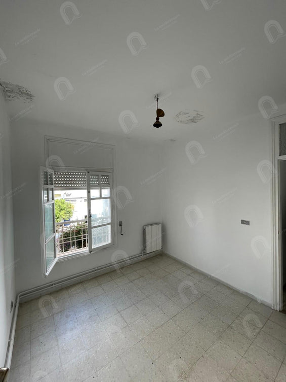 A vendre un appartement S+3 à cité ennasr