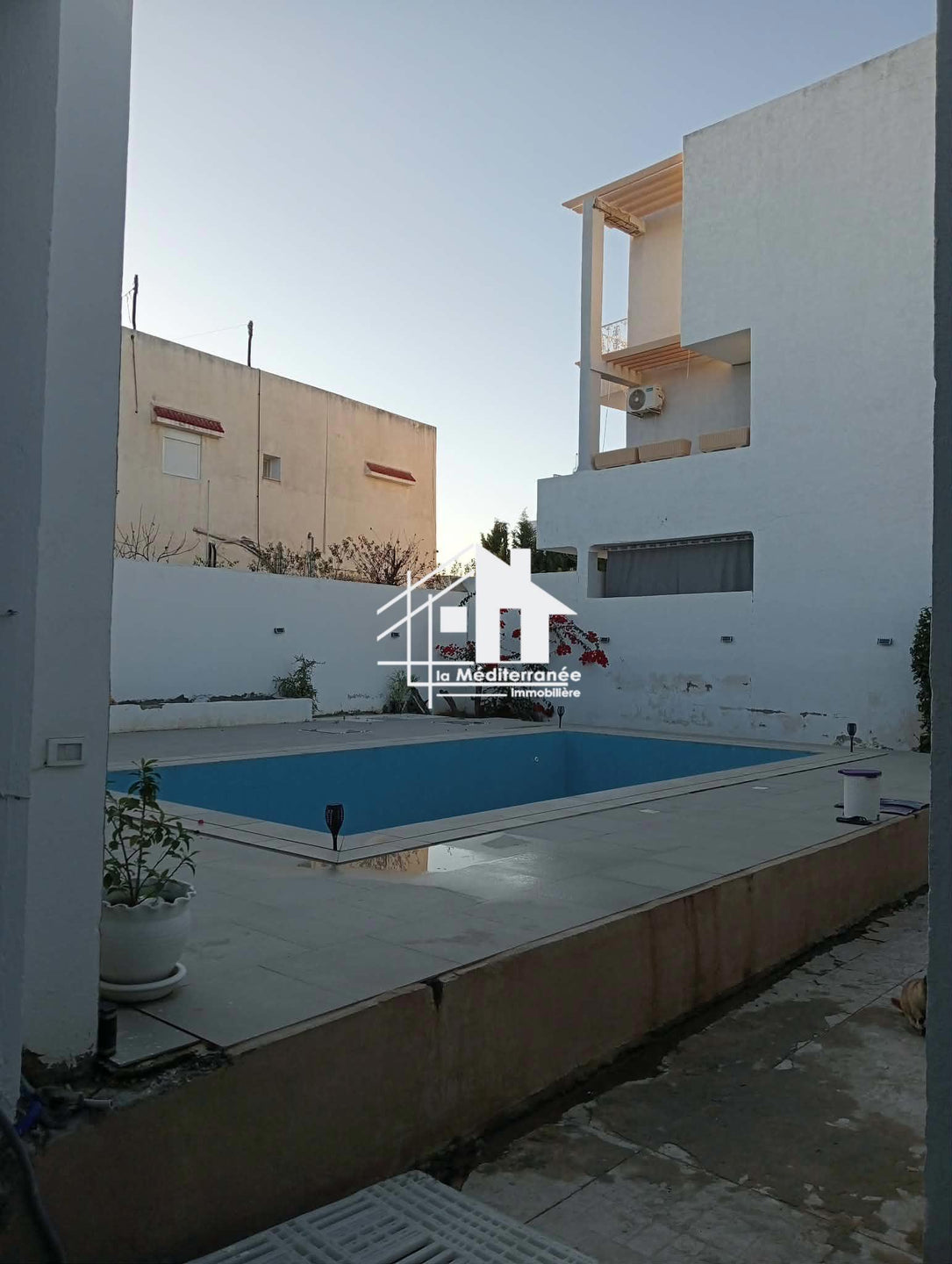 A vendre villa S+3 à Ezzahra