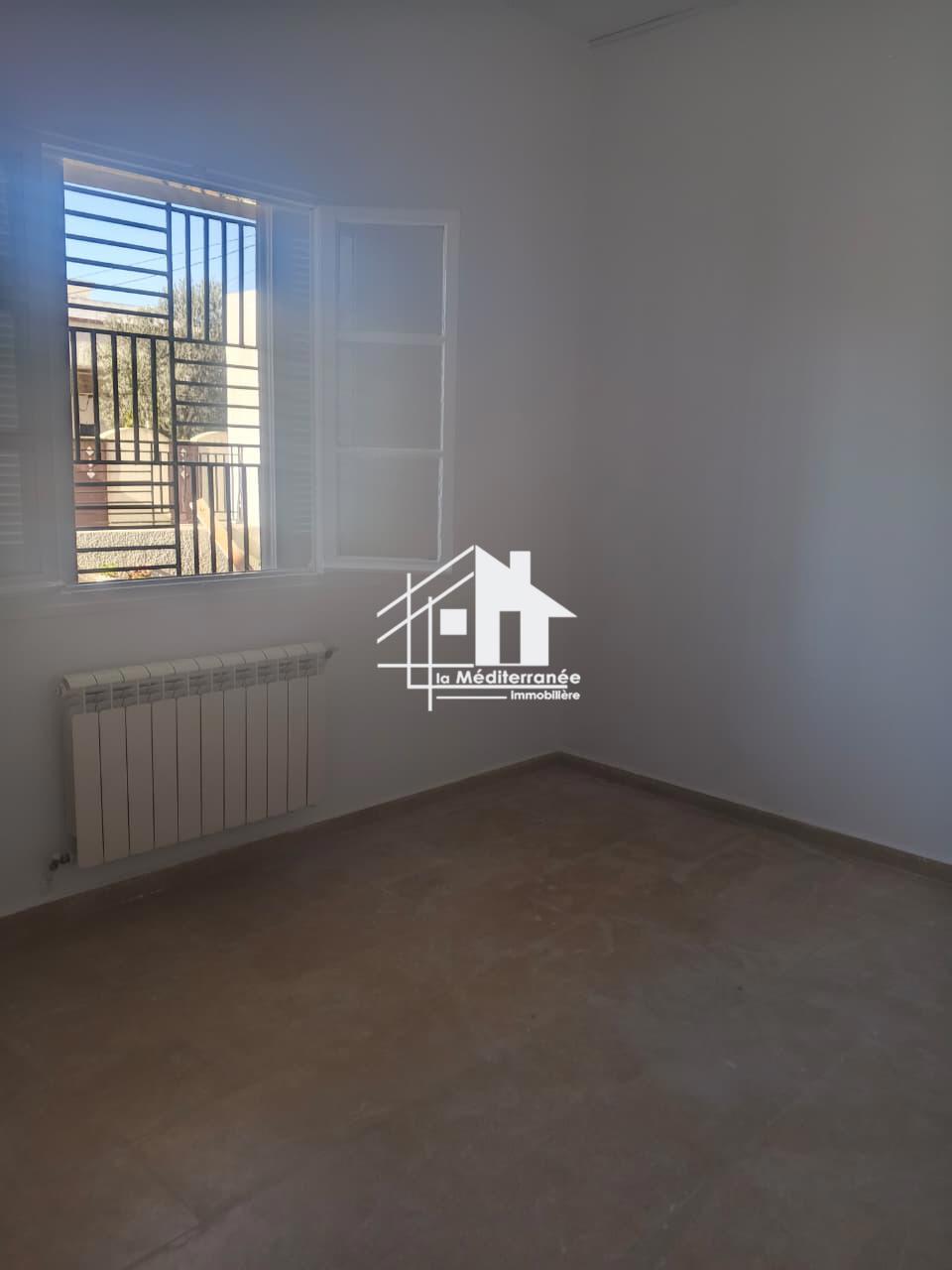 A louer étage de villa S+3 Rdc à bayrem etounsi