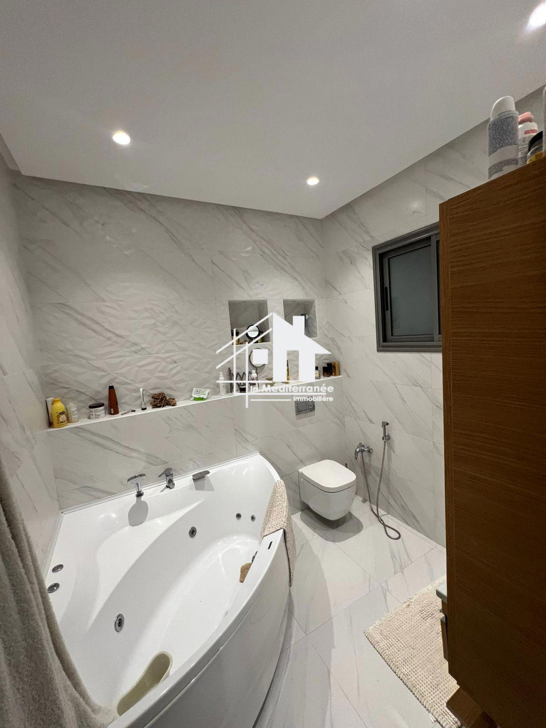 A louer une luxueuse villa plain pied avec piscine