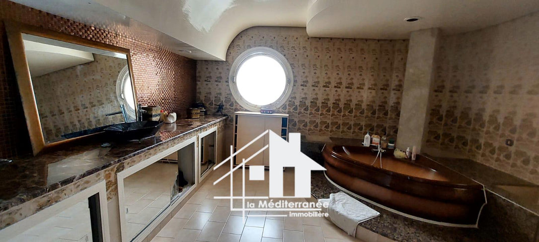 A louer villa S+5 avec piscine à la Soukra