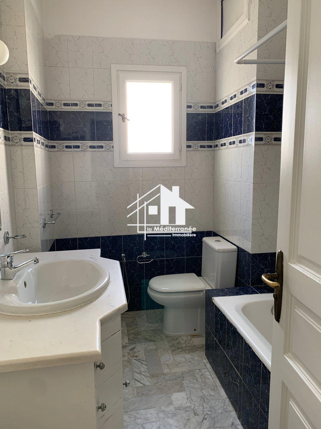 A vendre  un appartement s+3 à cite ennaser