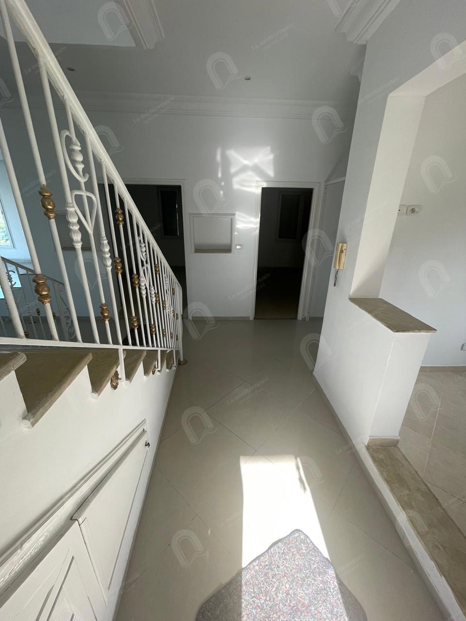 A louer un duplex 2S+4 hst au bardo