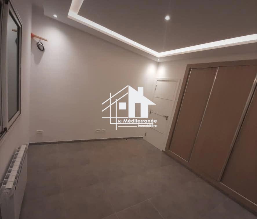 A louer un etage de villa s+2 à el manar 1