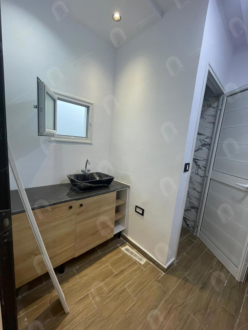 A louer un Etage de villa s+4 Usage bureautique jamais habitée A Rades cote apollo