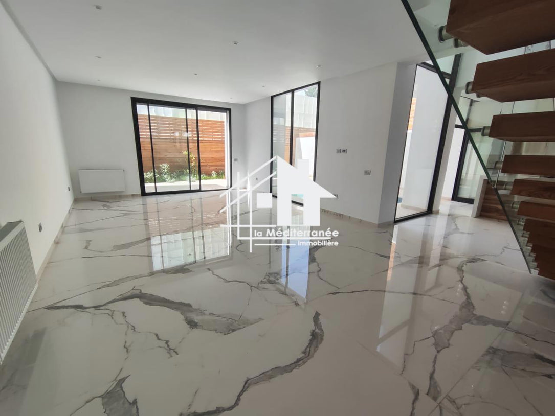 A louer villa S+4 La Soukra