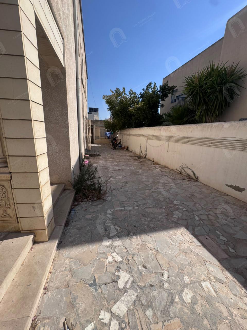 A louer un grand rez-de-chaussée indépendant S+4 au bardo cité skik