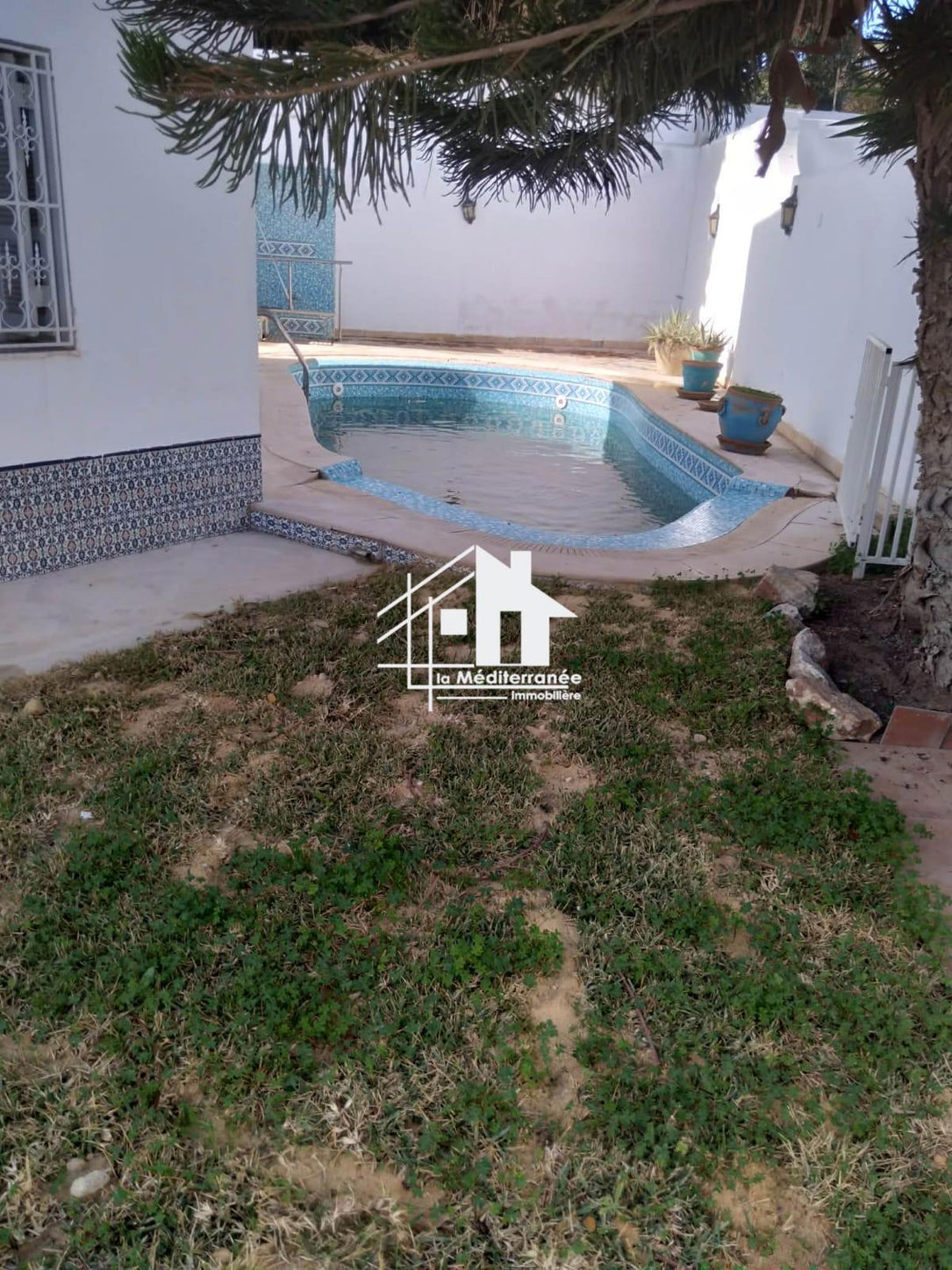 A louer villa S+5 à El Mana 1