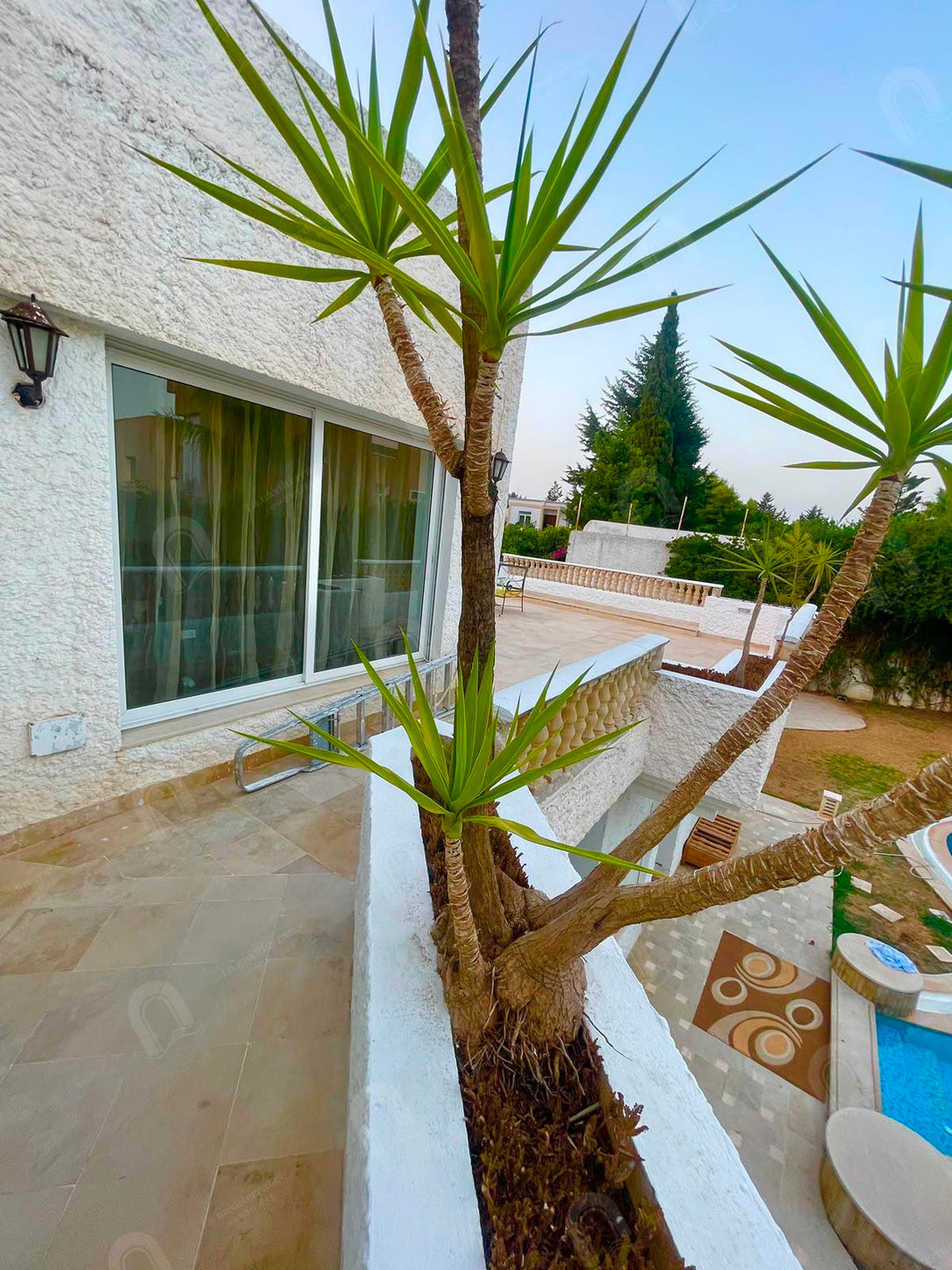 location s+3 au 2éme étage de villa avec piscine