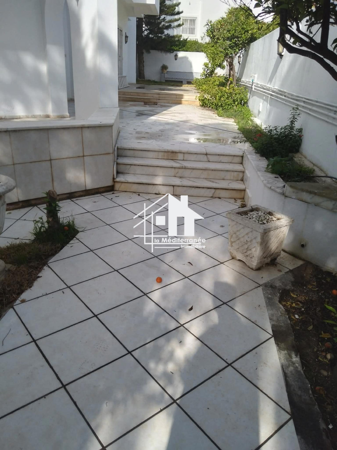 A louer villa S+5 à El Mana 1