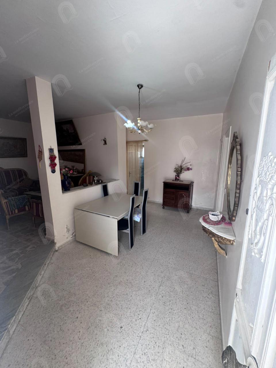 A vendre une villa d'angle sur deux niveau