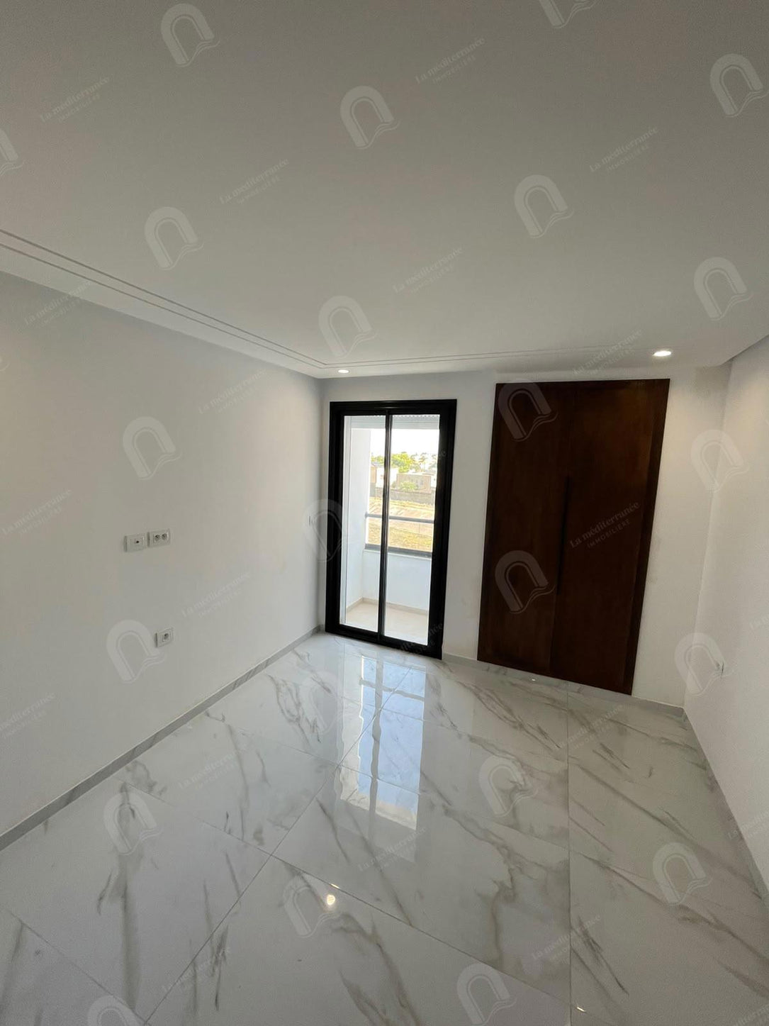 A vendre un appartement S+3 hst jamais habité