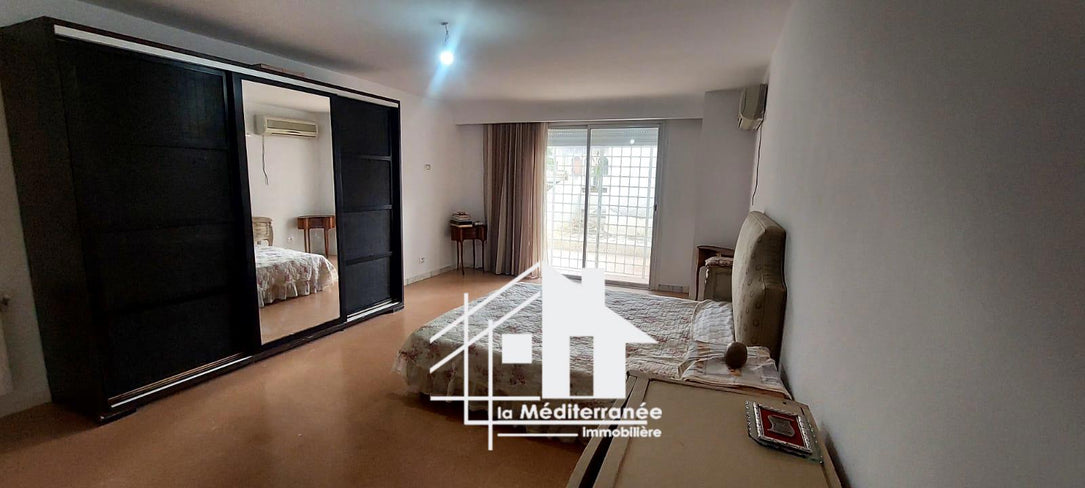 A louer villa S+5 avec piscine à la Soukra