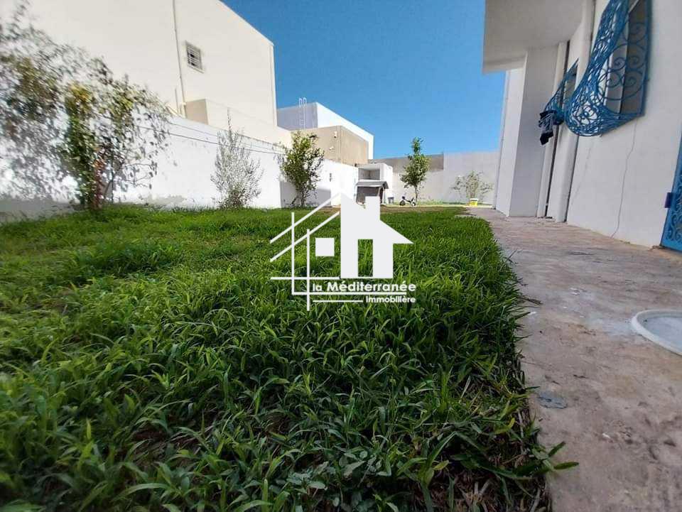 Une villa S+3 à Gammarth