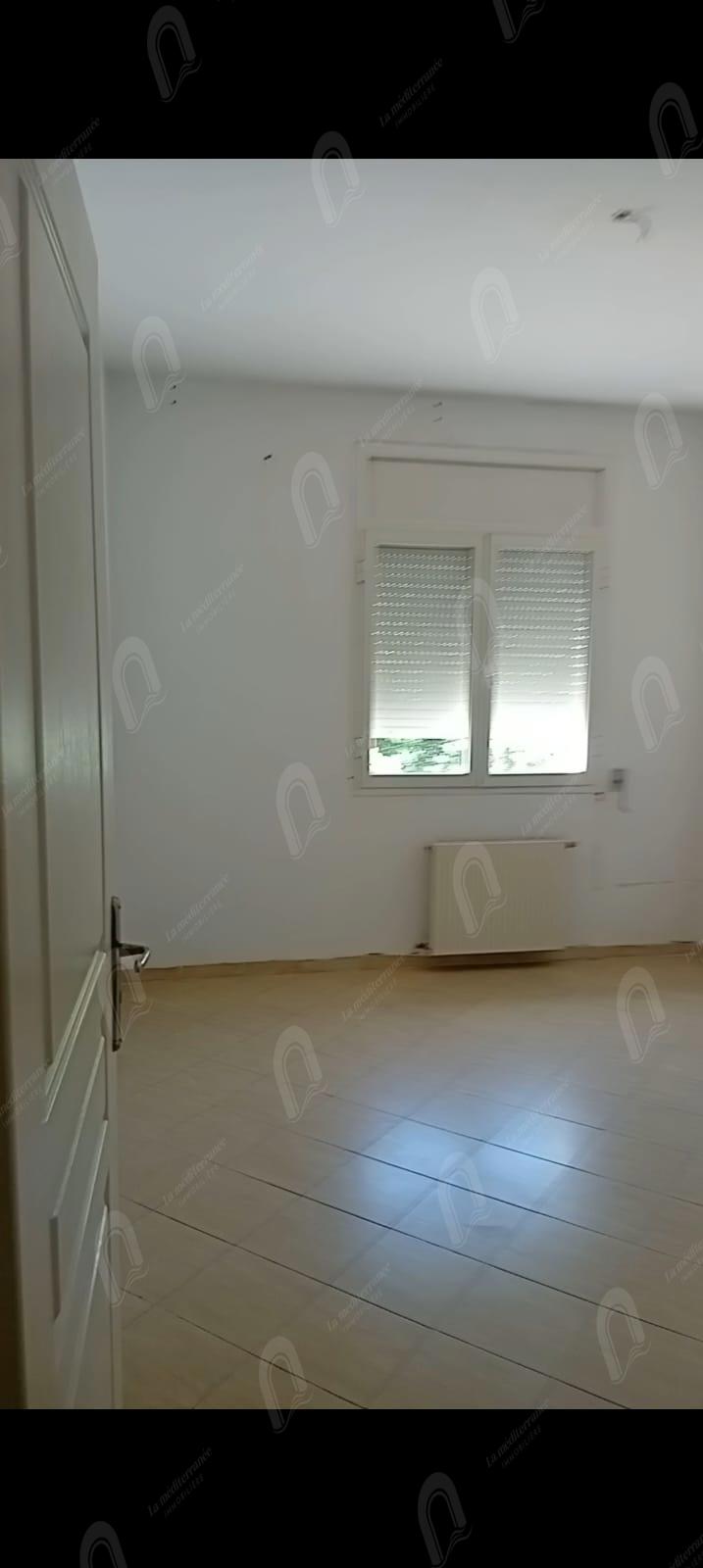a louer appartement S+2 au 1er étage avec ascenseur