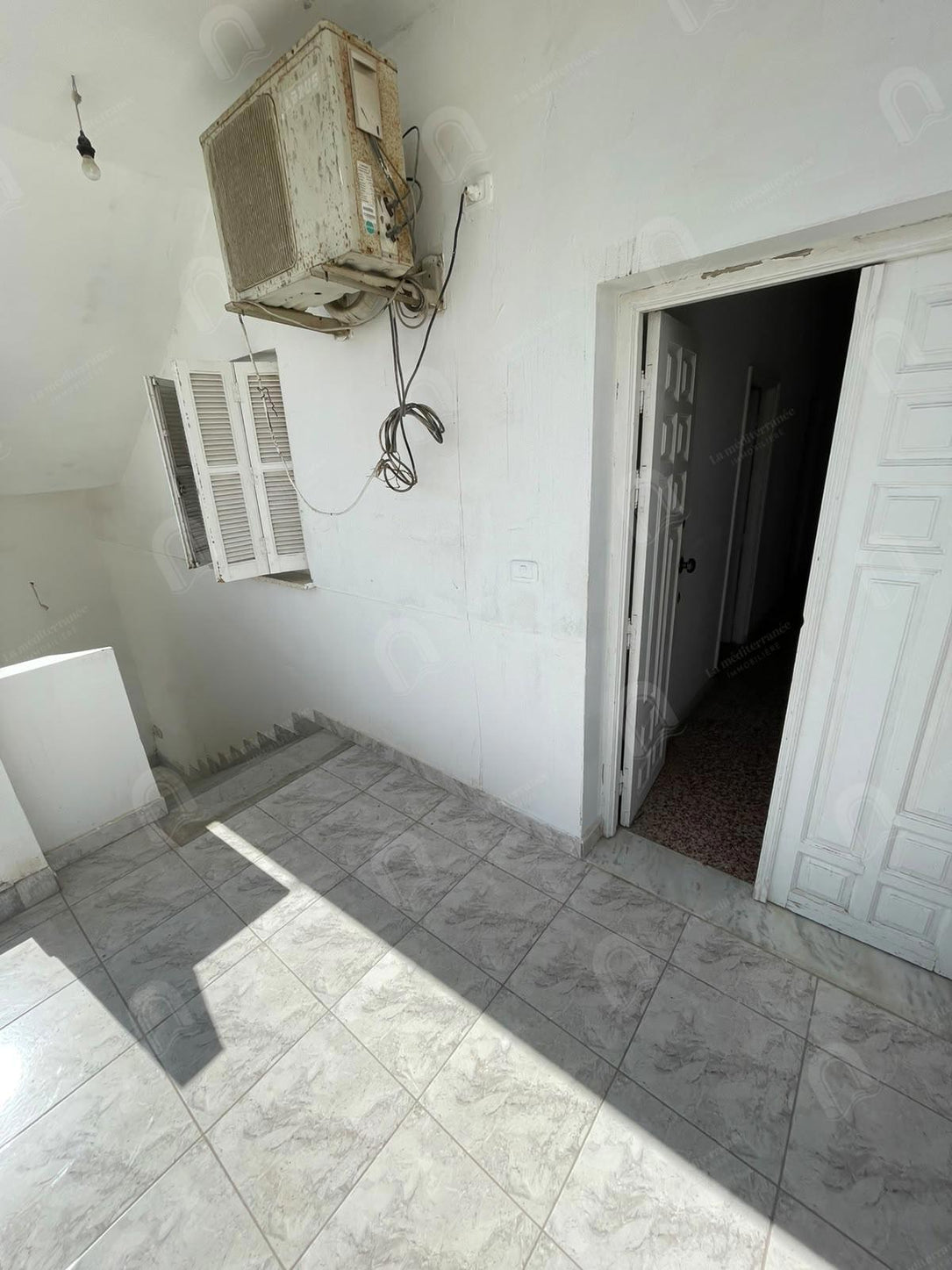A louer un étage de villa S+3 situé au 1er étage