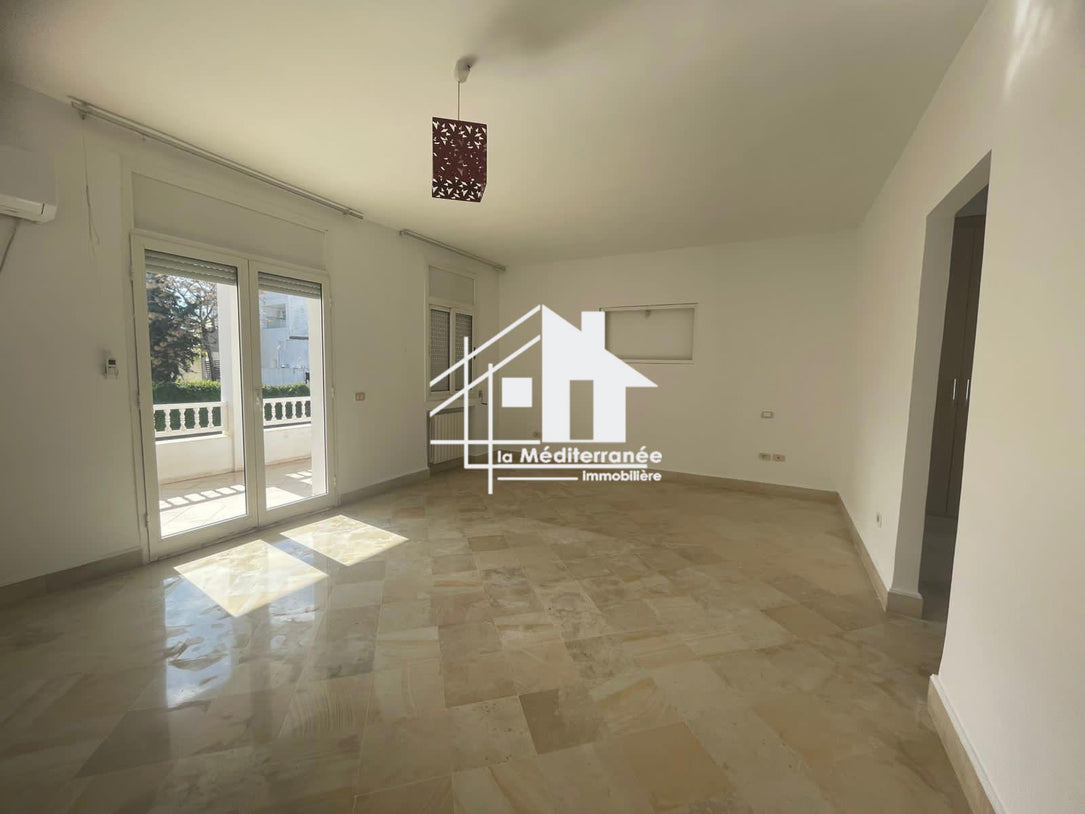 A vendre villa s+6 avec piscine à Marsa Nassim