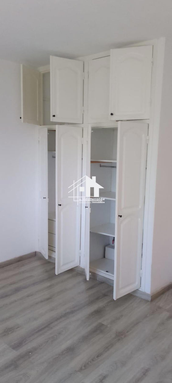 A vendre appartement s+3 à cité les pins