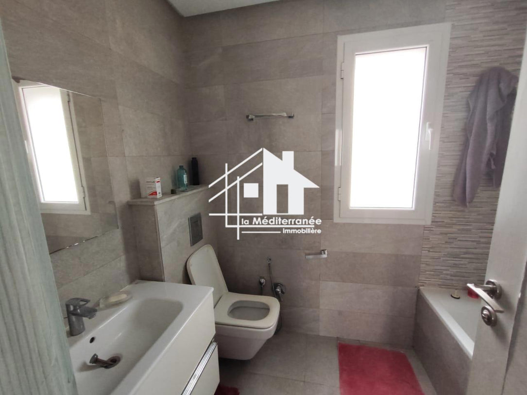 A louer une villa s+5 avec double jardin à la soukra