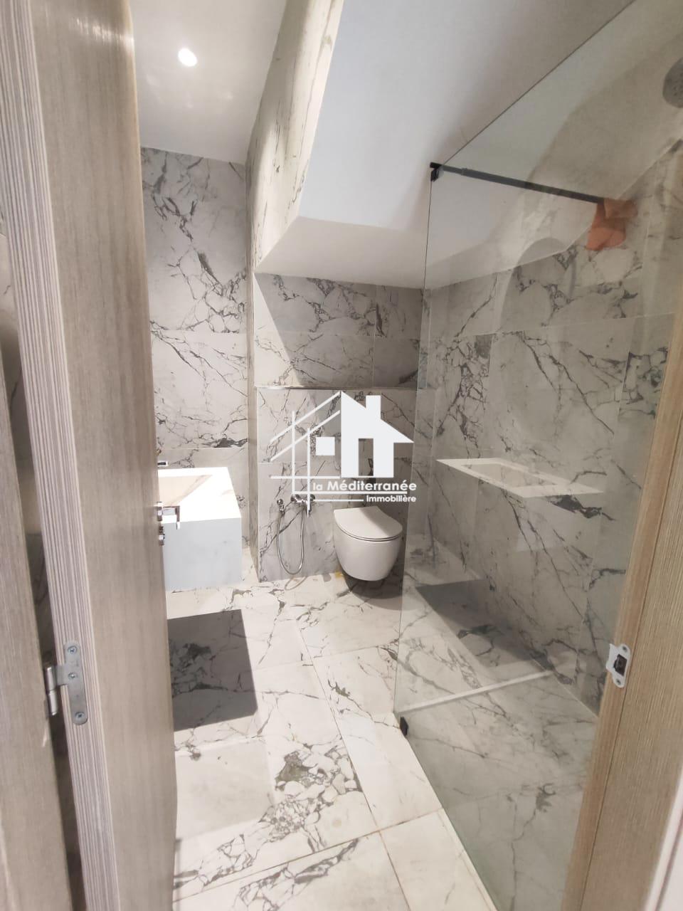 A louer villa S+4 La Soukra