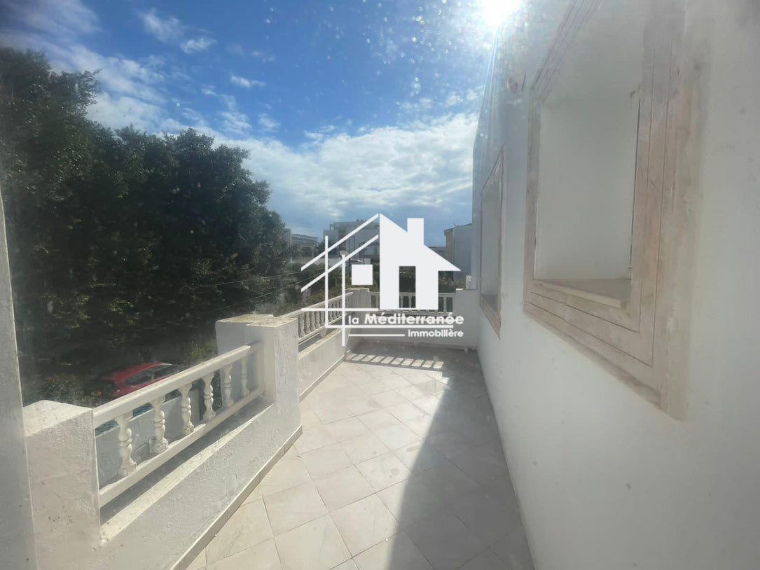 A vendre villa s+6 avec piscine à Marsa Nassim