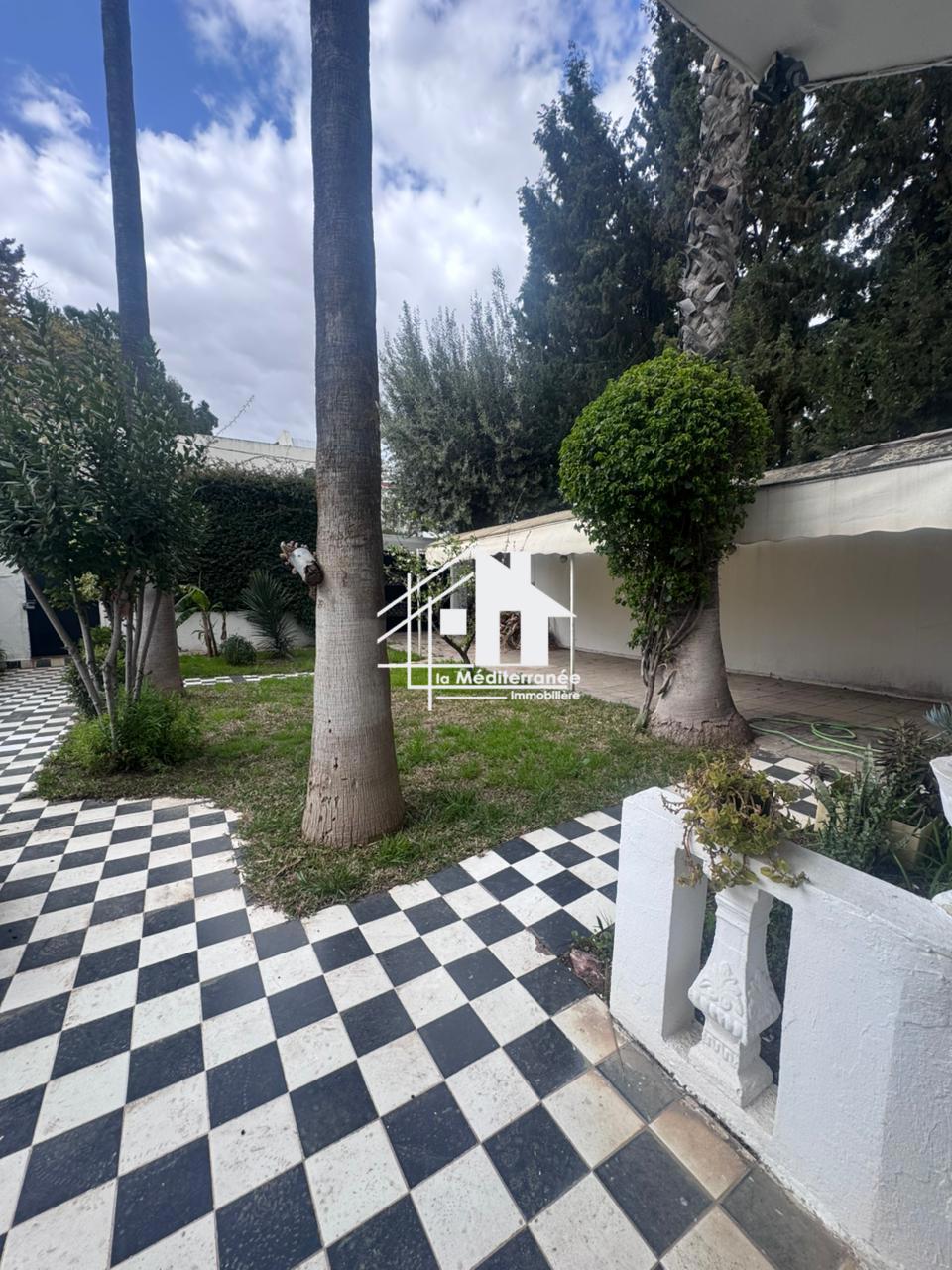 à louer rez de chaussée s+3 avec jardin au bardo