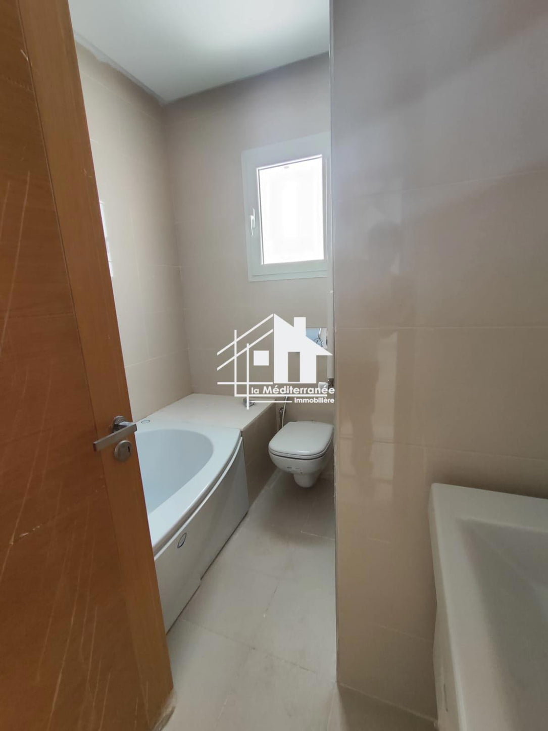 A vendre un S+3 jamais habité a la cité Wahat