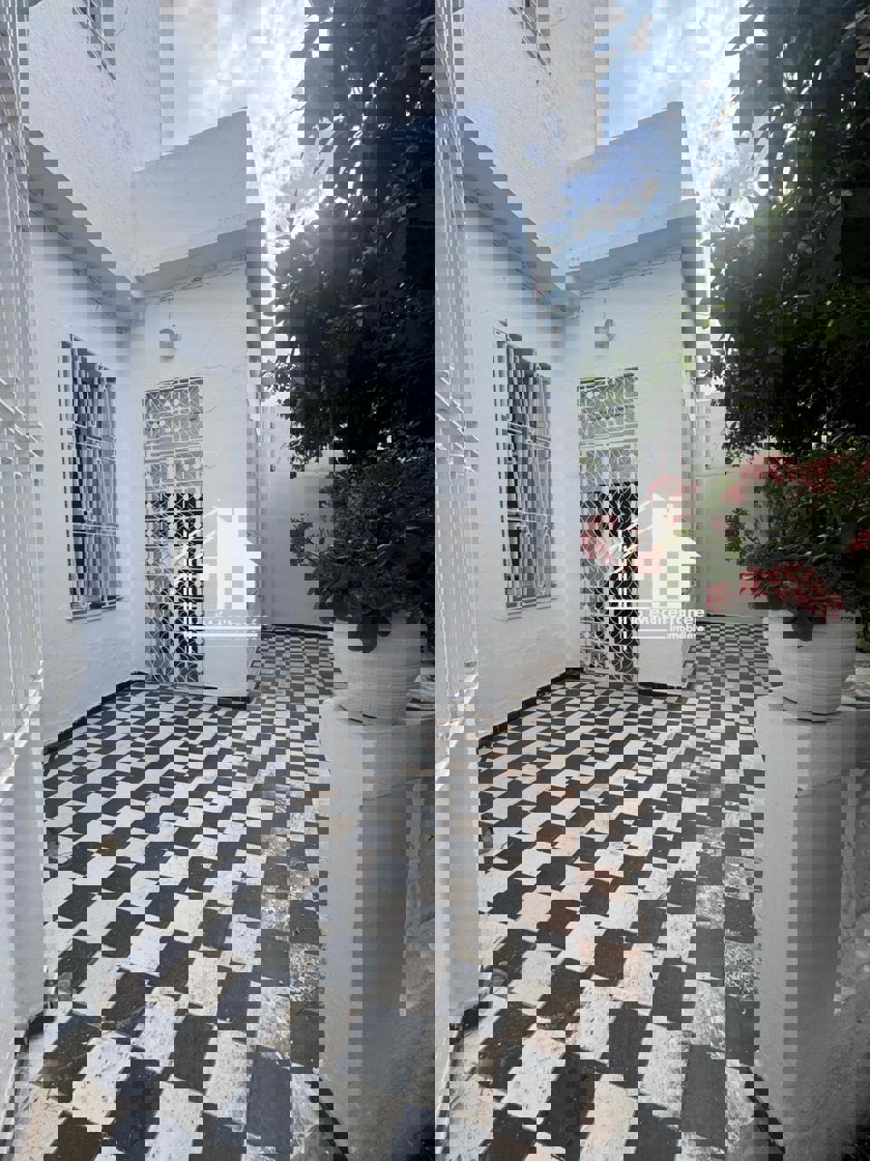 à louer rez de chaussée s+3 avec jardin au bardo