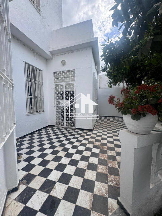 à louer rez de chaussée s+3 avec jardin au bardo