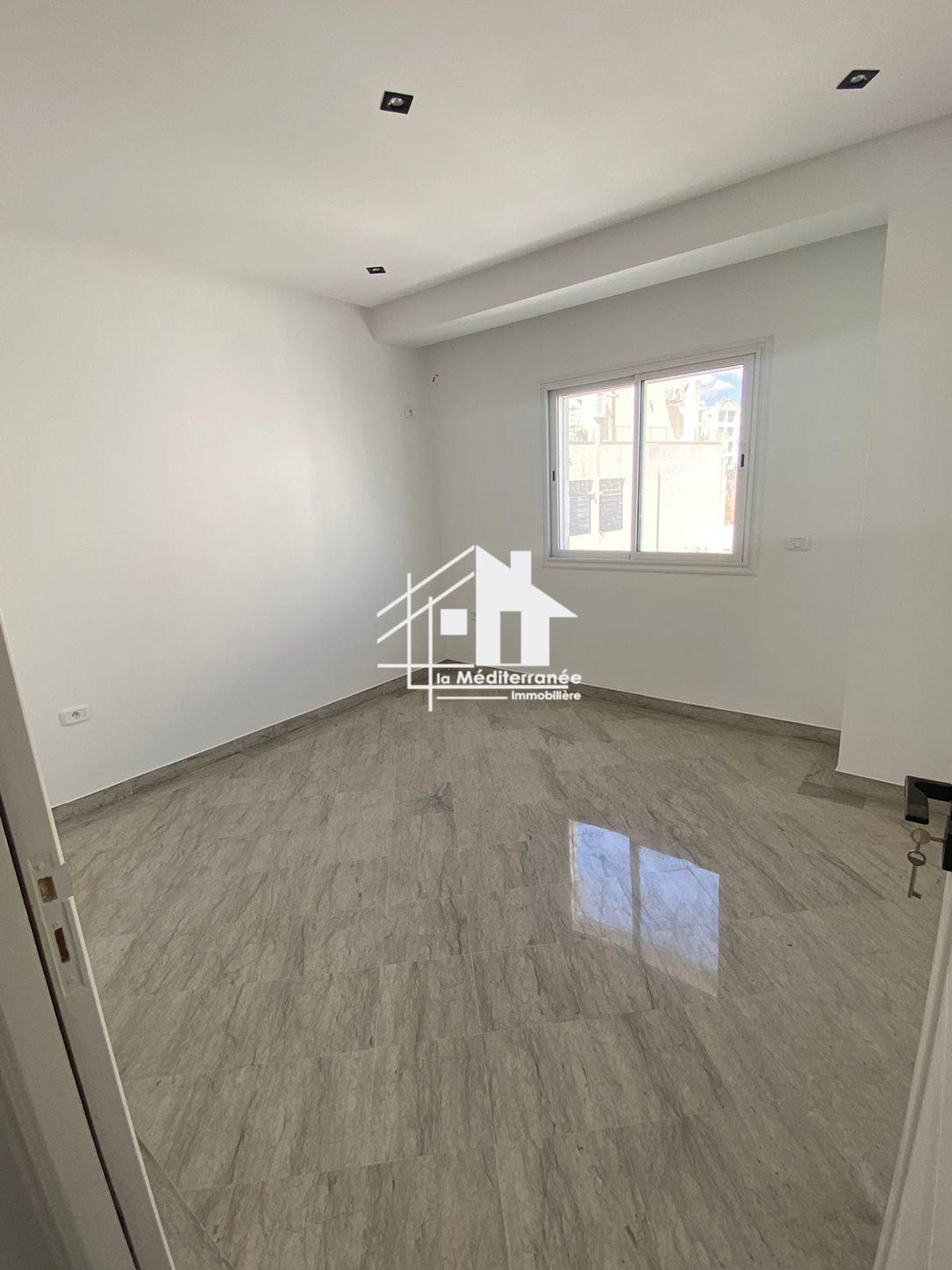 Un appartement S+2 vide à Riadh al andalous