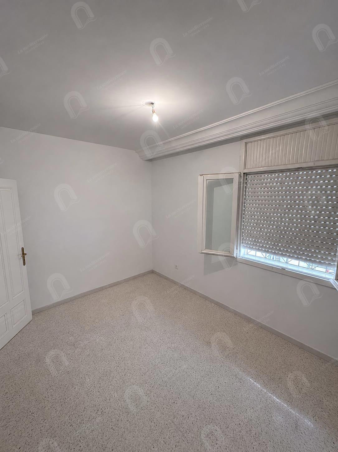 A vendre appartement S+2 situé au Rdc  au bardo 2 ras tabia