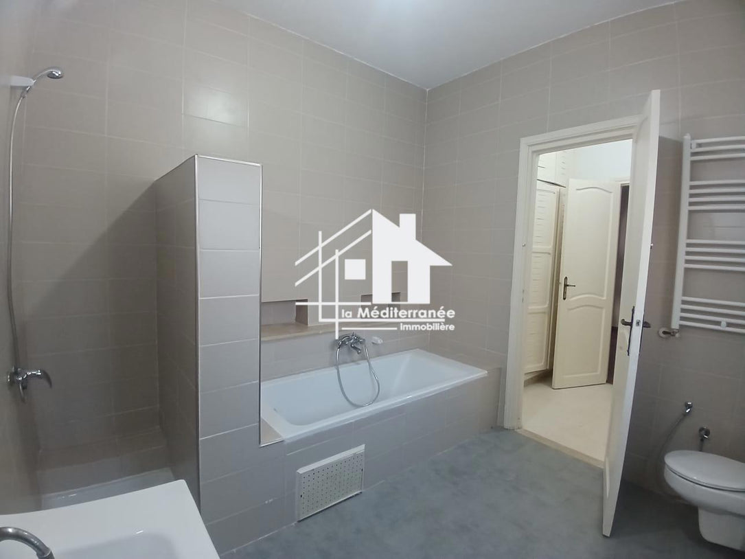 A louer villa s+4 à gammarth