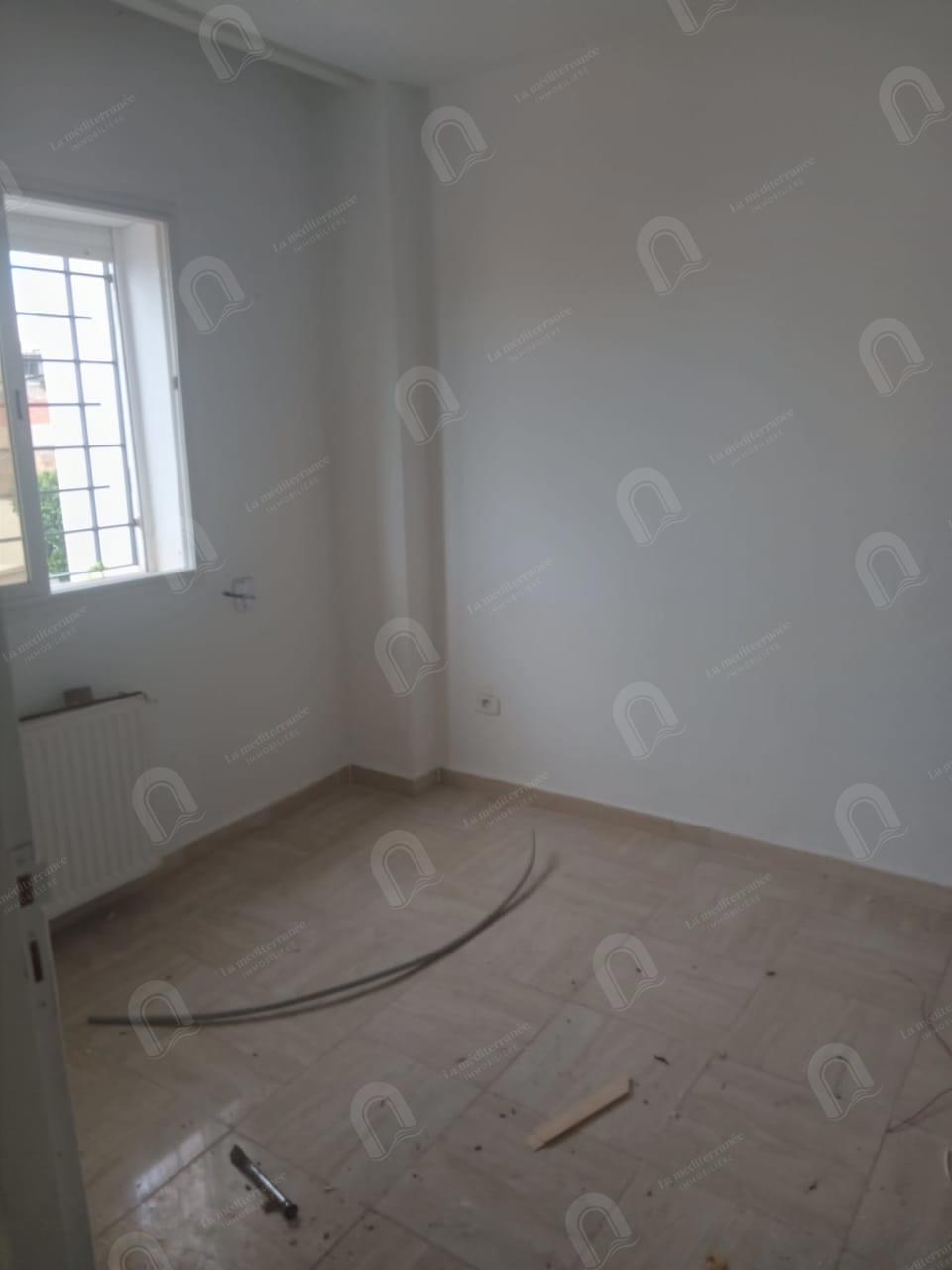 A louer Etage de villa  s+1 à jardin d'el menzah 2