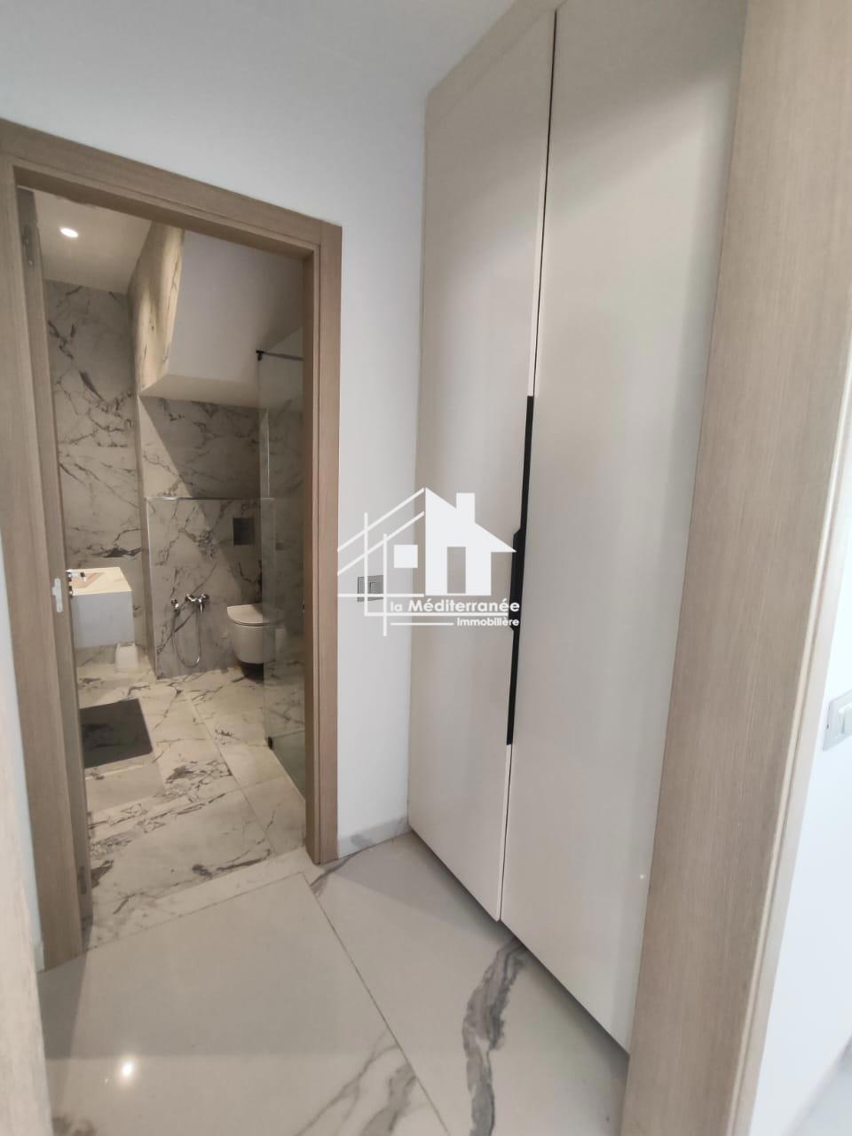 A louer villa S+4 La Soukra
