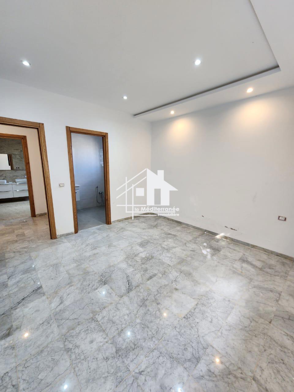 A louer étage de villa RDC à la soukra