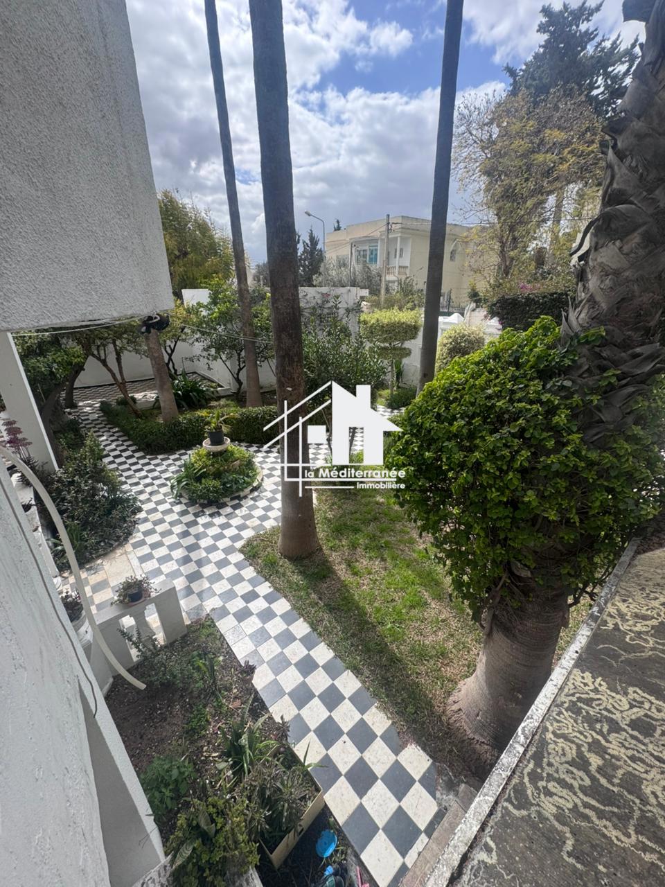 à louer rez de chaussée s+3 avec jardin au bardo