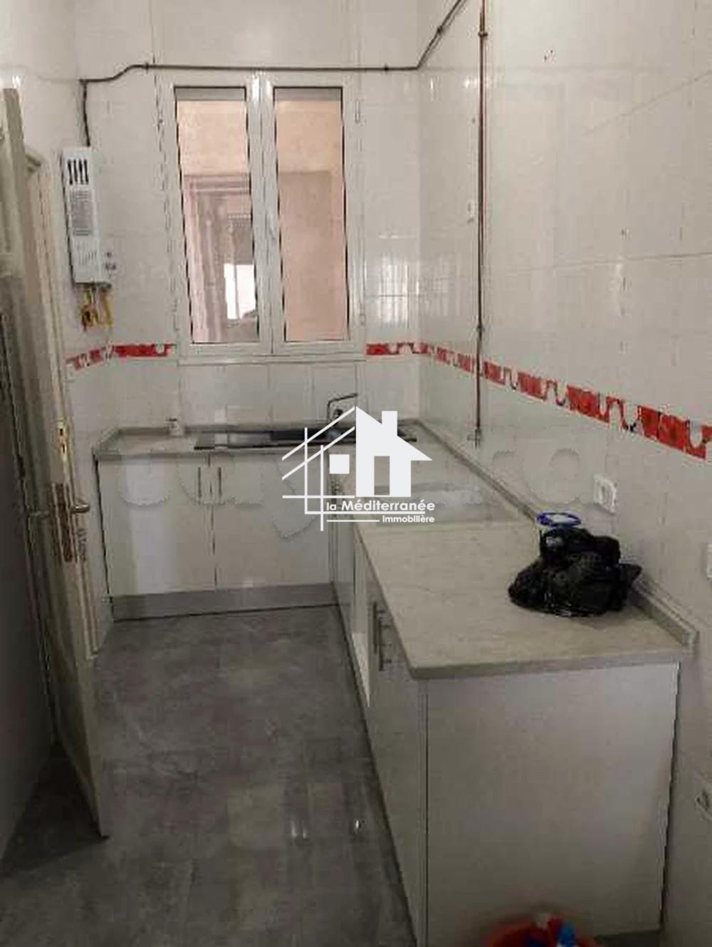 A vendre appartement S+3 à l'avenue de Carthage, Tunis