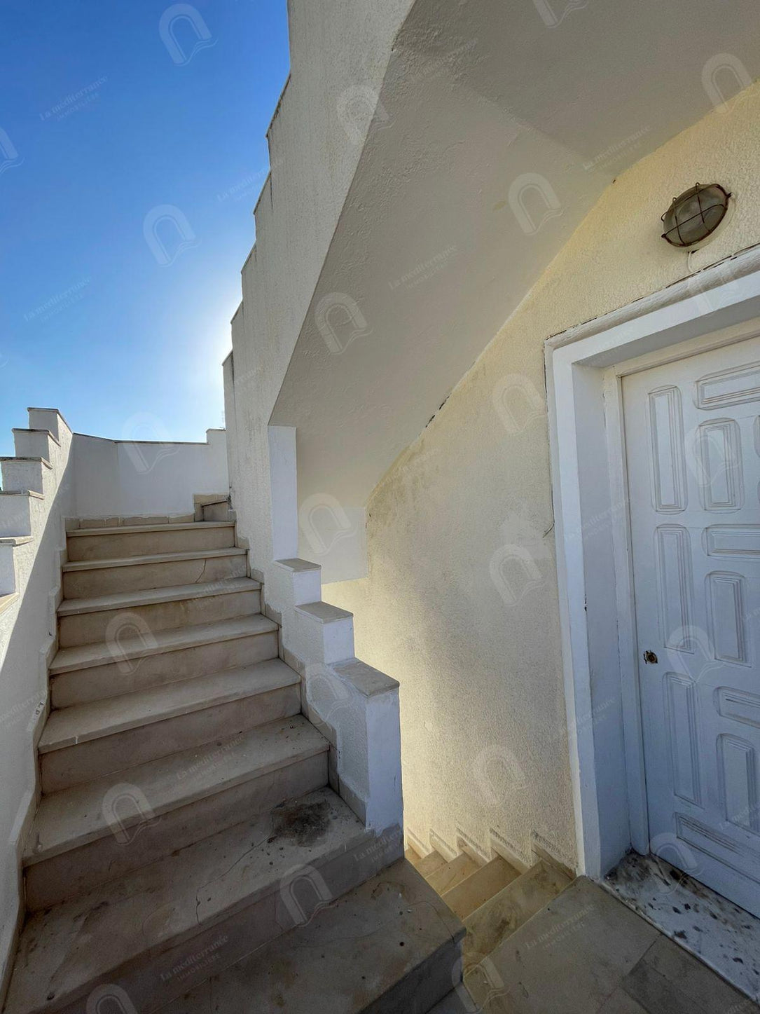 A louer un étage de villa S+3 au 1er étage