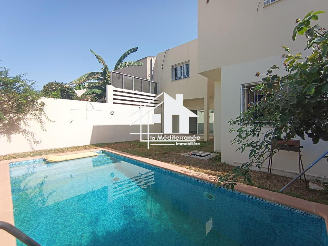 A vendre une villa avec avec piscine à la soukra