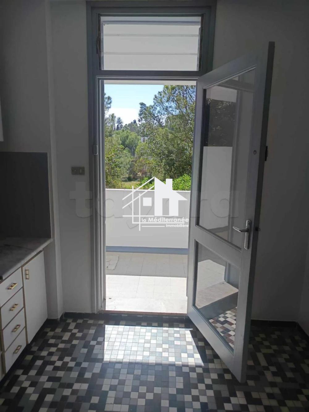 A louer  appartement S+3 à la cité Mahrajene
