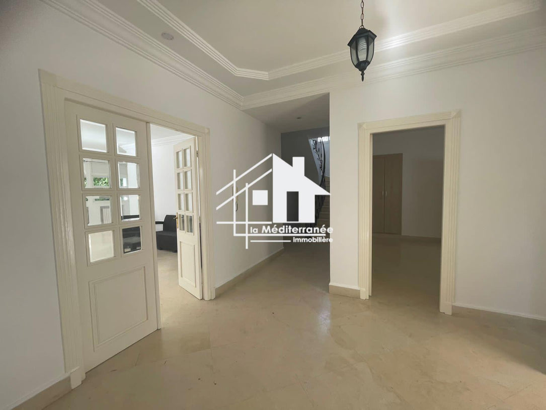 A vendre villa s+6 avec piscine à Marsa Nassim