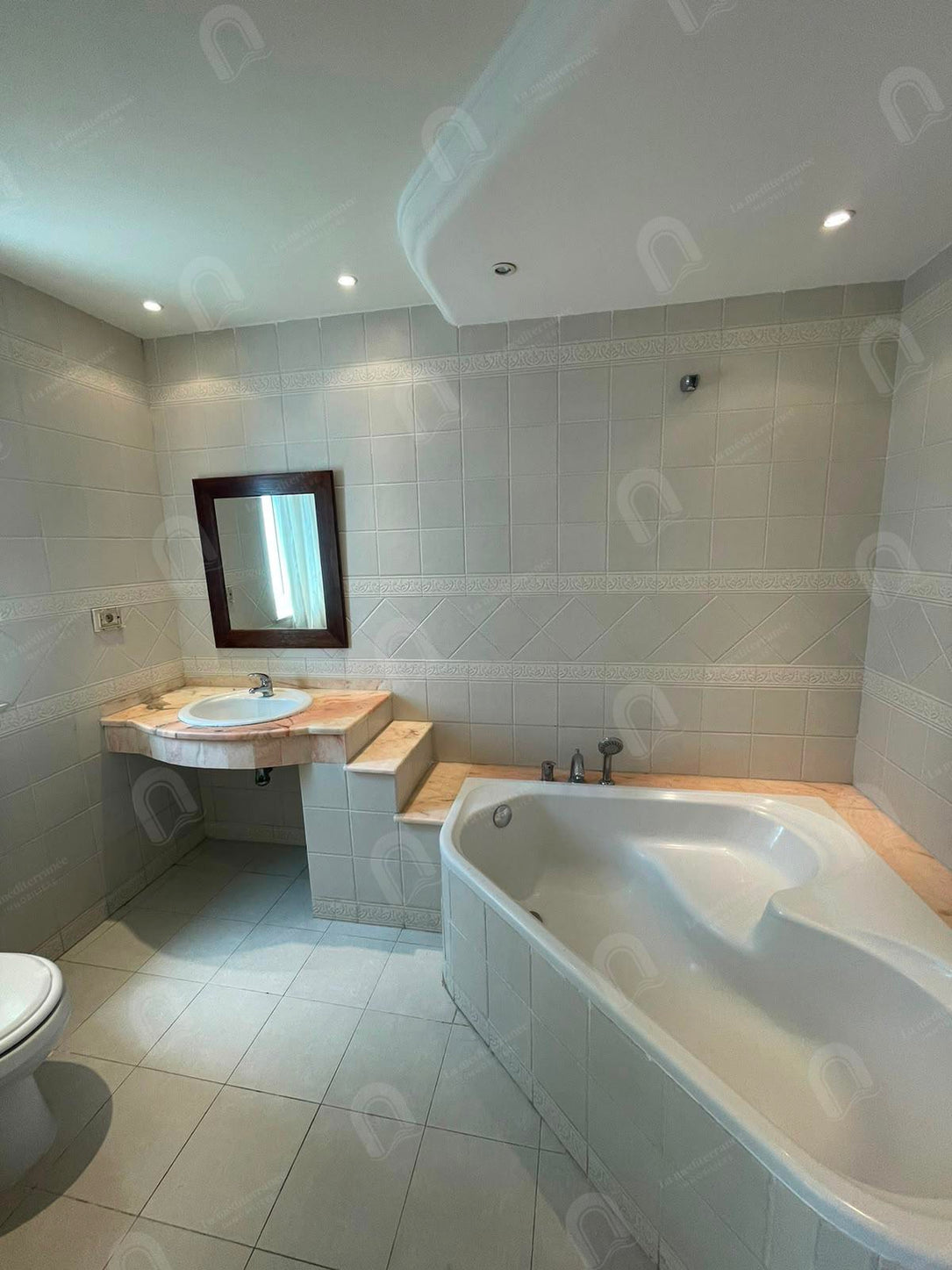 location s+3 au 2éme étage de villa avec piscine