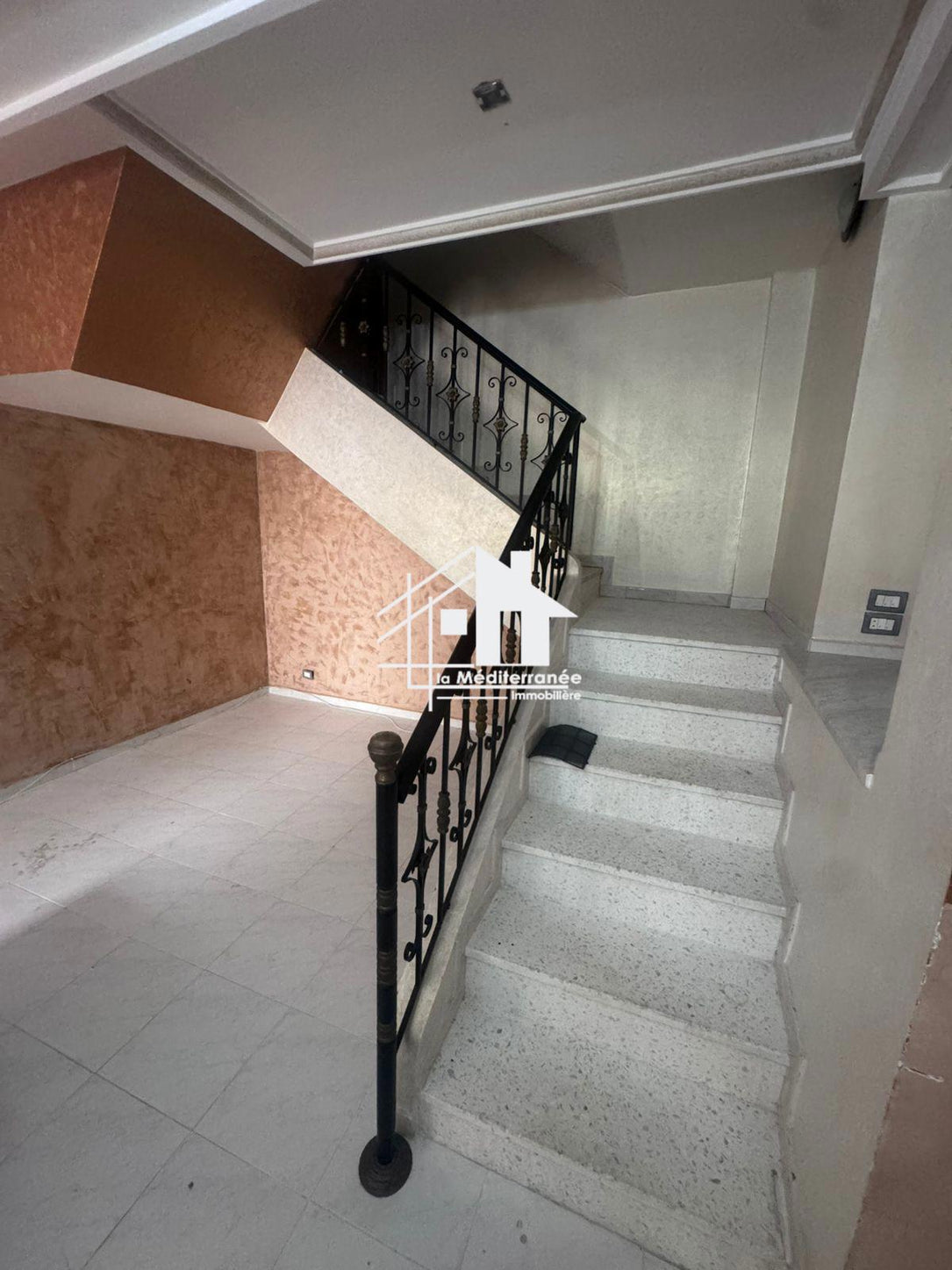 A louer rez de chausée s+2 au bardo lahnaya