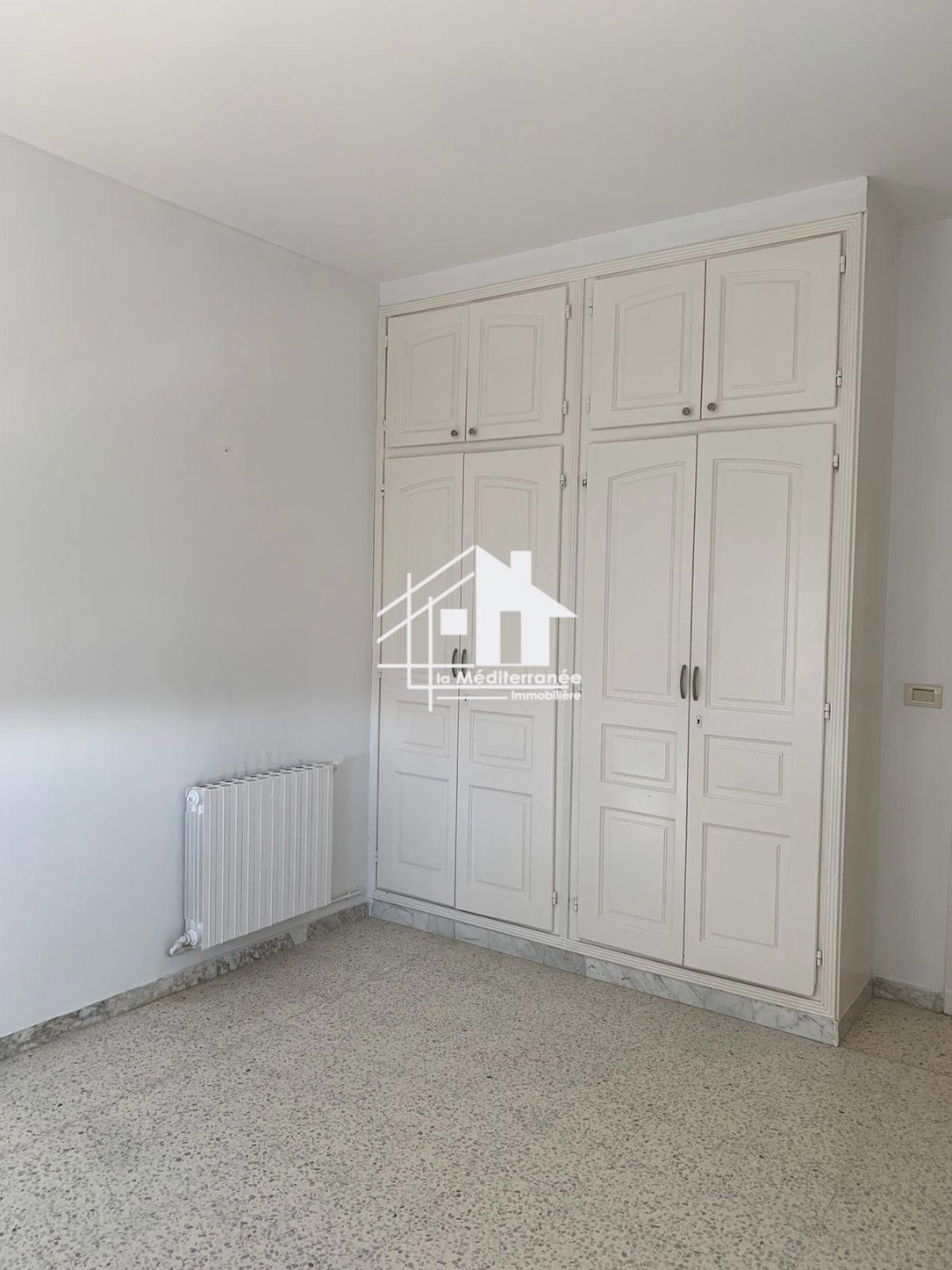 A vendre  un appartement s+3 à cite ennaser