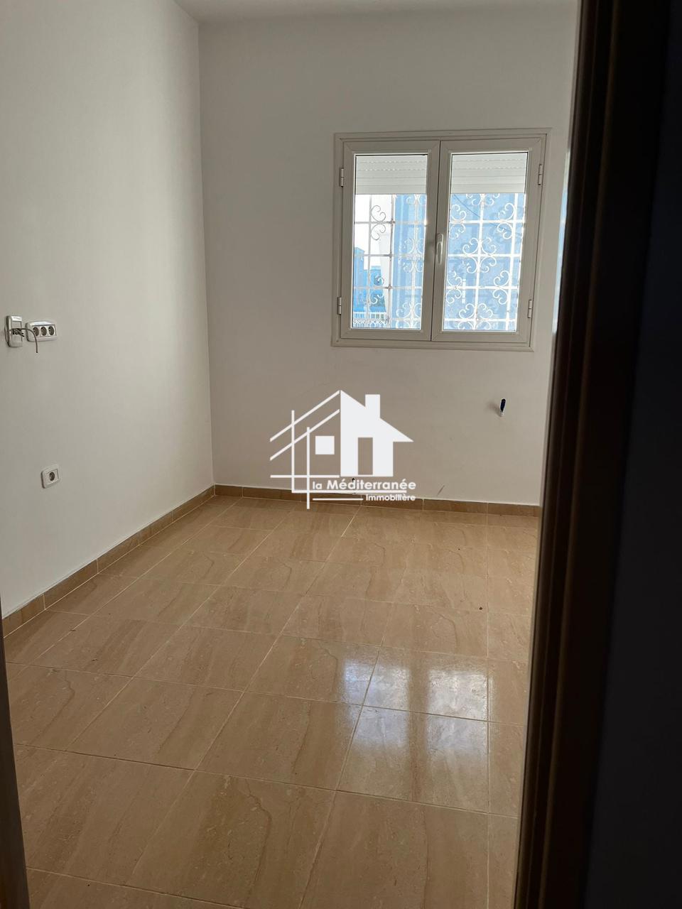 A louer un étage de villa S+2 indépendant à khaznadar