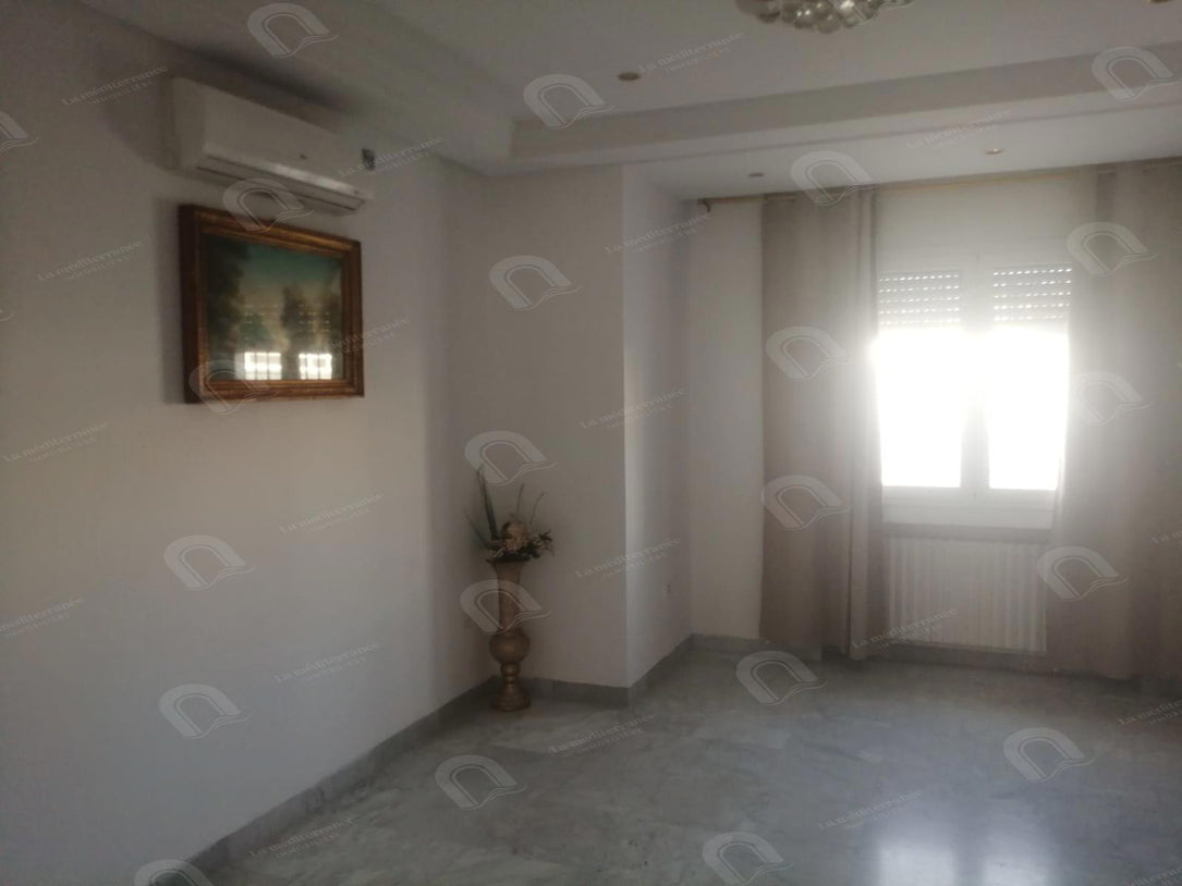 villa s+6 vide aux berges du lac 2