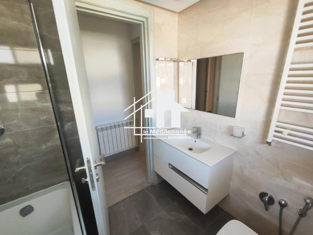 A louer une villa jumelée s+4 avec jardin